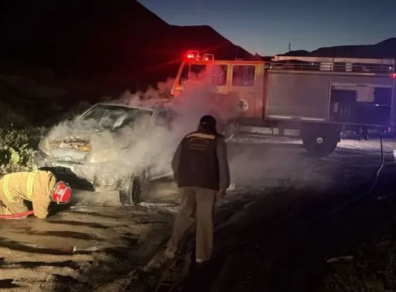 Un desperfecto mecánico terminó provocando el incendio de un auto en Ruta 25 de Mayo