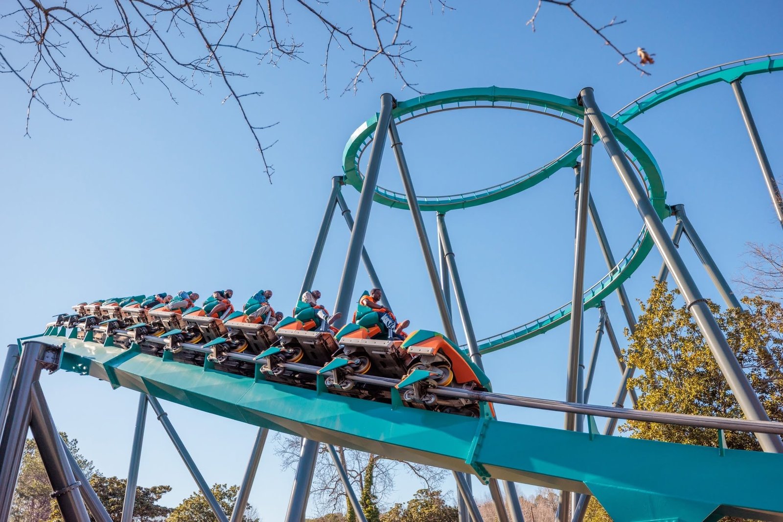 Un hombre muere tras caer de una montaña rusa en un parque Six Flags de Georgia