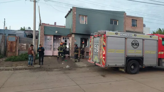 Un incendio consumió una vivienda en el barrio Máximo Abasolo durante la madrugada