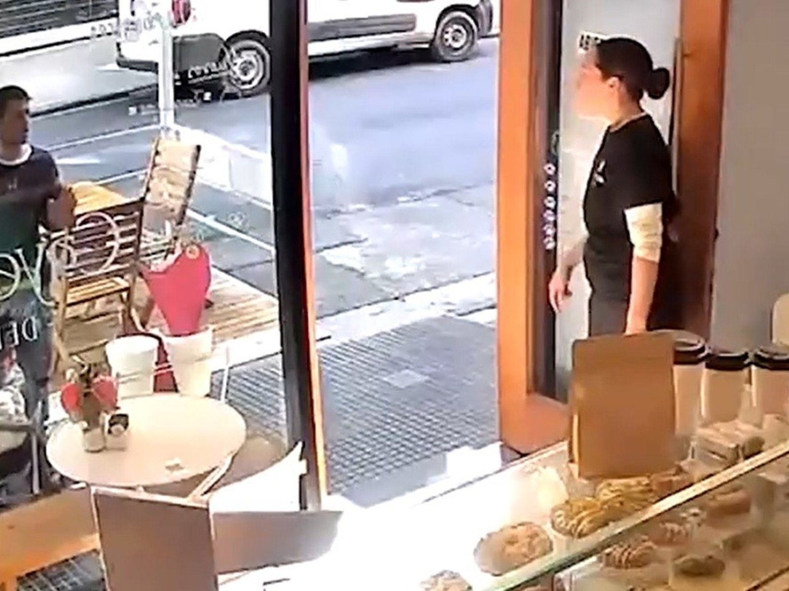 Un ladrón robó la propina de una cafetería, la empleada lo enfrentó con una cuchilla y lo obligó a devolver el dinero: “Igual te voy a dar de comer”