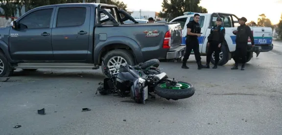 Un motociclista resultó herido tras chocar contra una camioneta en la intersección de Yrigoyen y Gatica