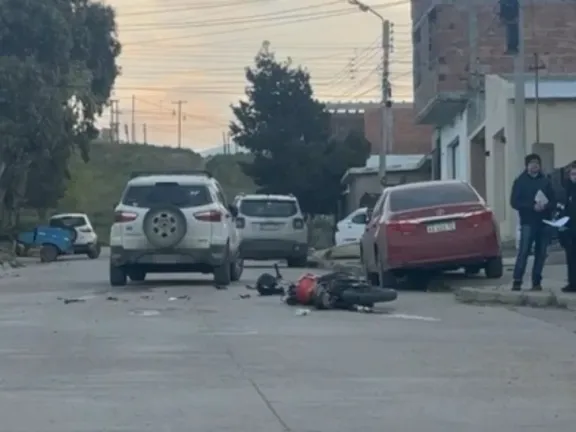 Un motociclista sufrió lesiones graves tras chocar con una camioneta en Caleta Olivia