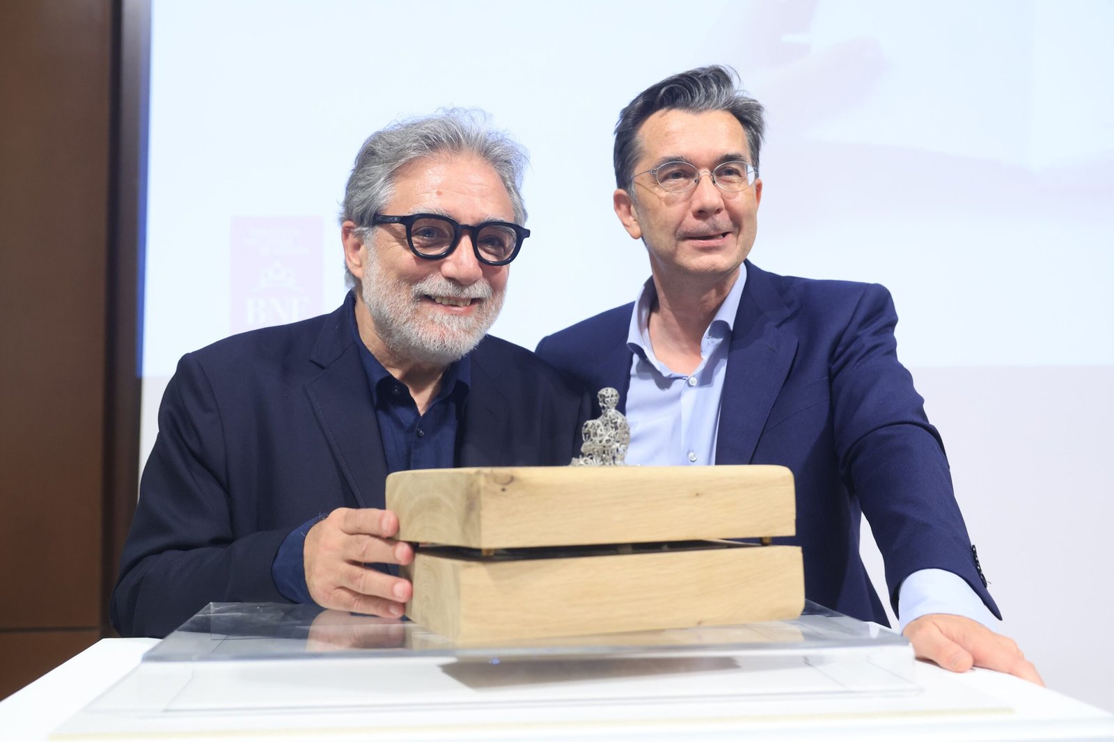 El artista Jaume Plensa (izquierda) y el editor Javier Santiso, con la obra 'Utopía?', en el homenaje a Joan Margarit, este miércoles en la Biblioteca Nacional.
