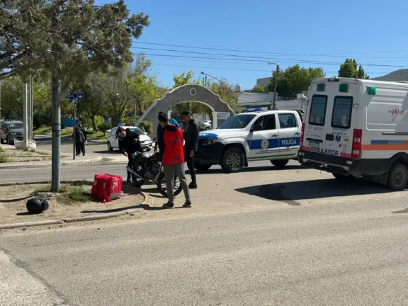 Una motociclista despistó en la avenida Kennedy a raíz de la calzada mojada