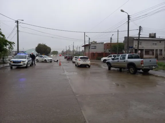Una pasajera resultó herida tras una colisión entre un taxi y una camioneta