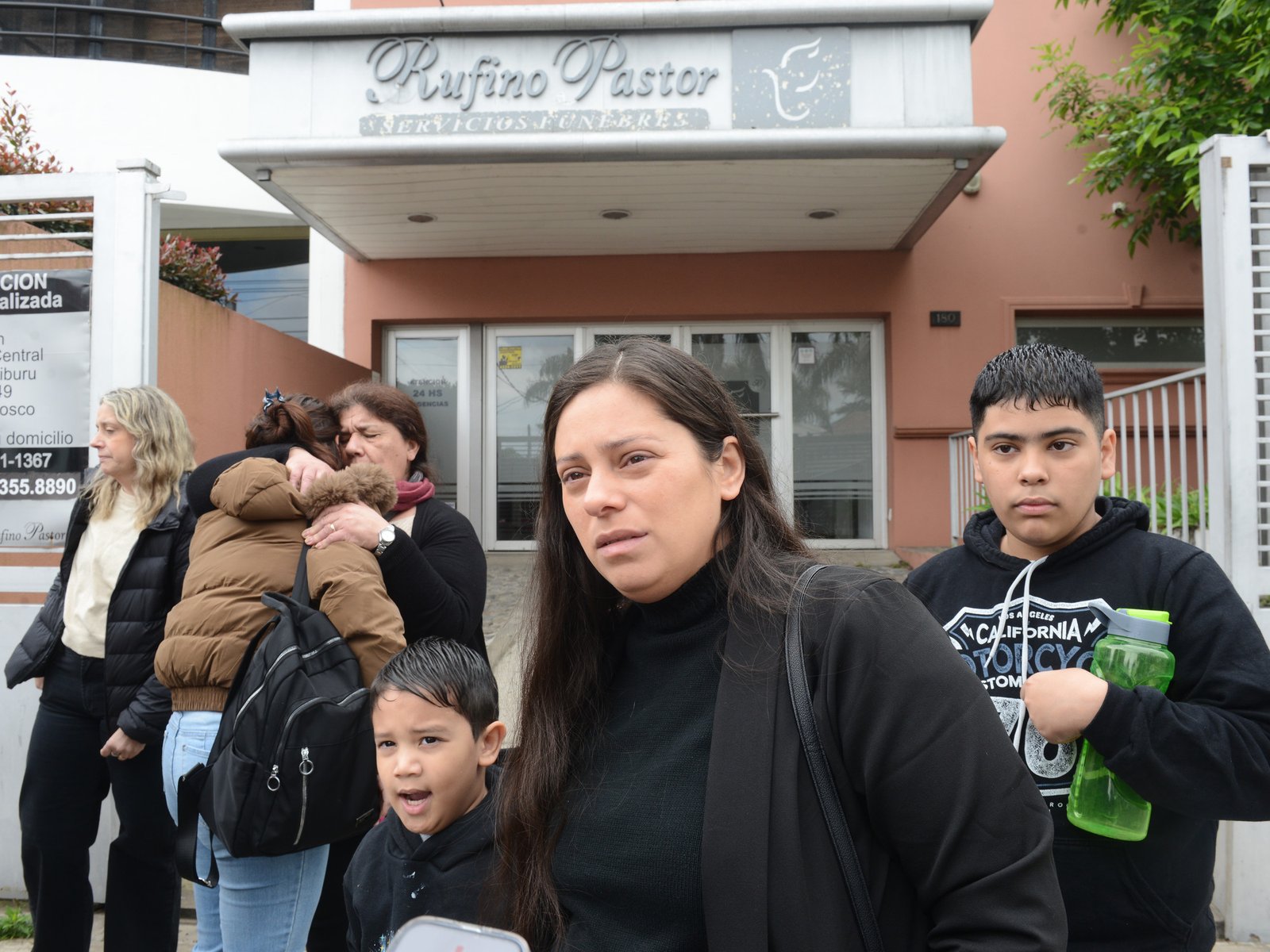 "Van a tener que hacerse responsables", la mamá del bebé que murió porque lo golpeó una palta apunta contra la municipalidad de Quilmes