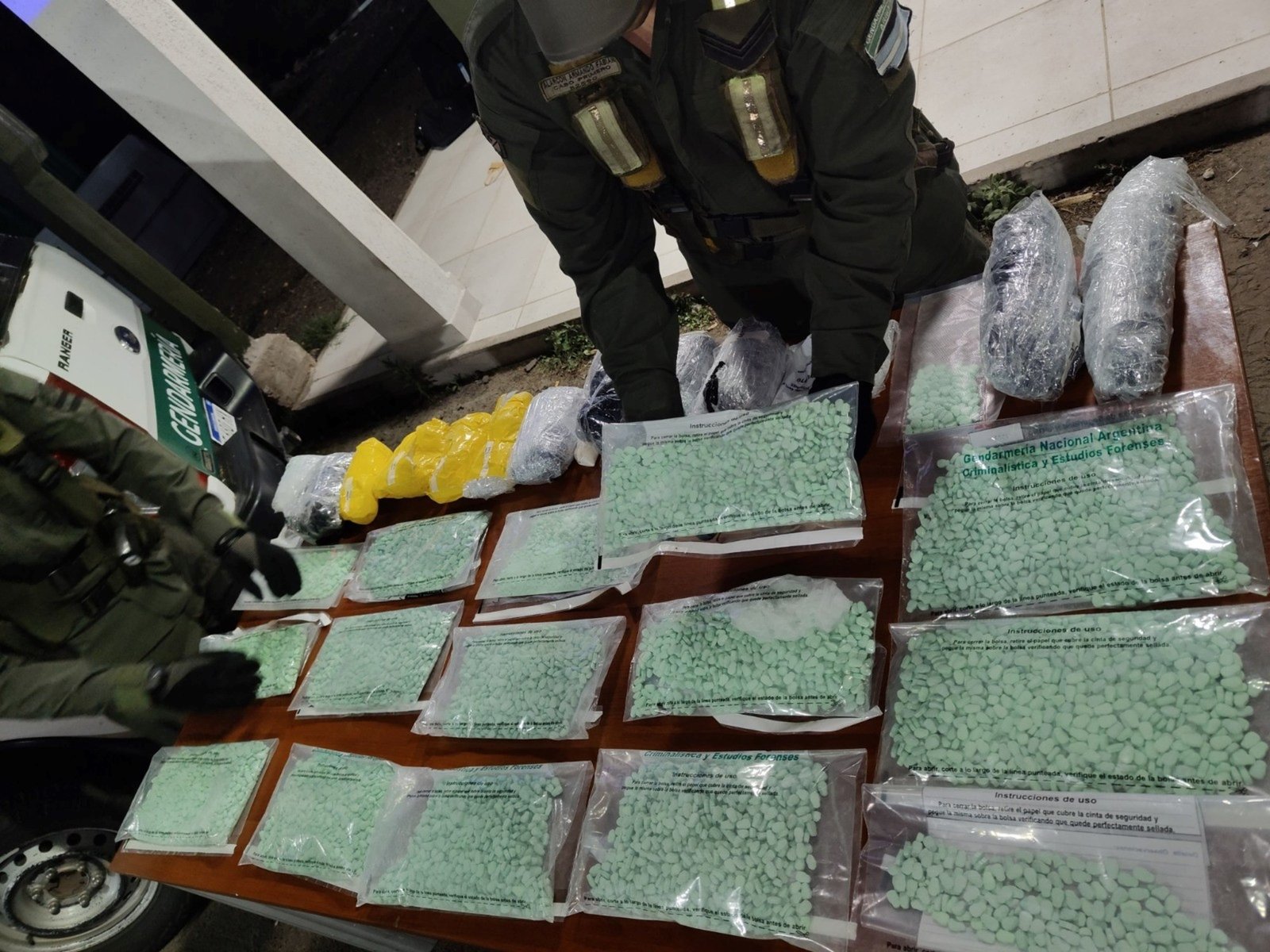 Viajaban en micro con casi 13 mil pastillas de éxtasis y los detuvieron en un control de Gendarmería
