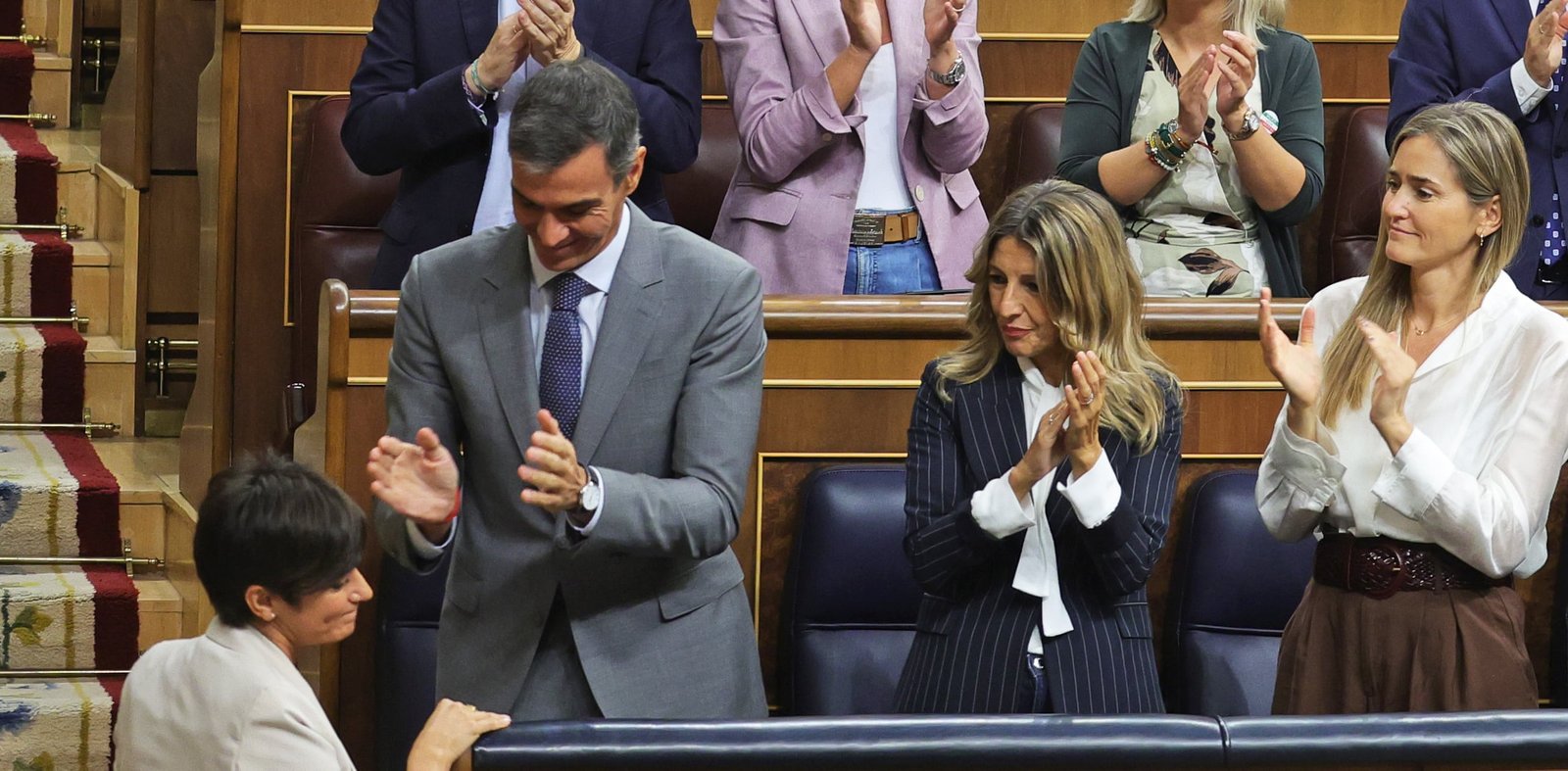 Pedro Sánchez y las vicepresidentas Yolanda Díaz y Sara Aagesen aplauden a la ministra de Vivienda, Isabel Rodríguez, tras su intervención en el Congreso.