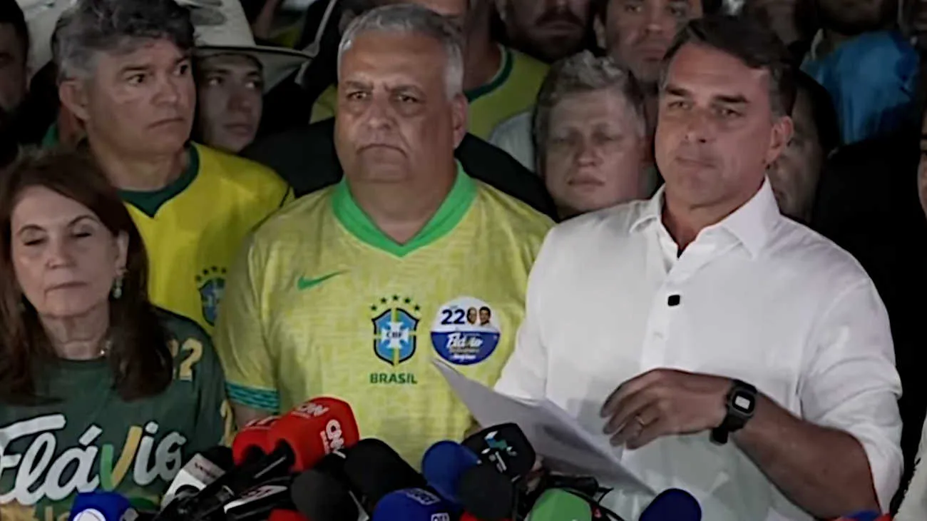 desde el entorno de Flávio Bolsonaro salieron a cuestionar la extensión del horario para votar en las elecciones de Brasil