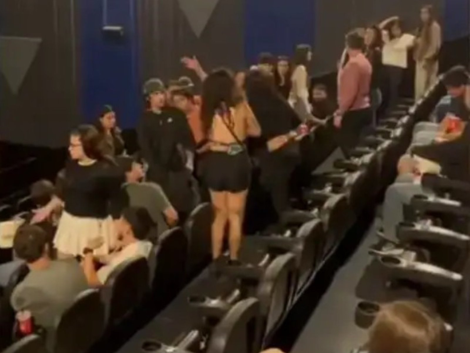 dos mujeres discutieron por las butacas, hubo golpes y arrojaron gas pimienta
