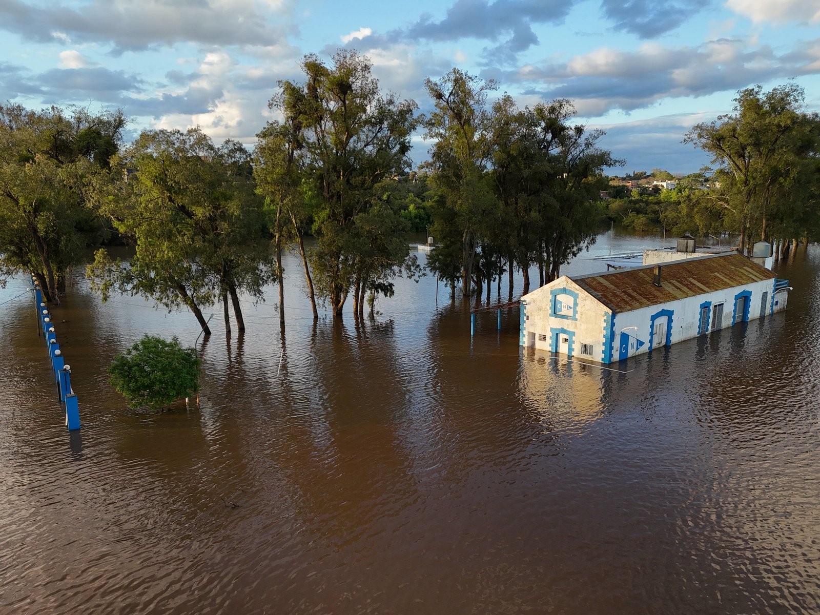 el agua avanza y los vecinos se preparan para una inundación histórica