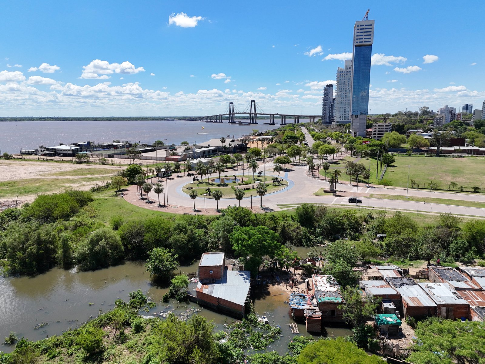 el agua ya tapa las playas de Corrientes y amenaza con avanzar sobre las casas