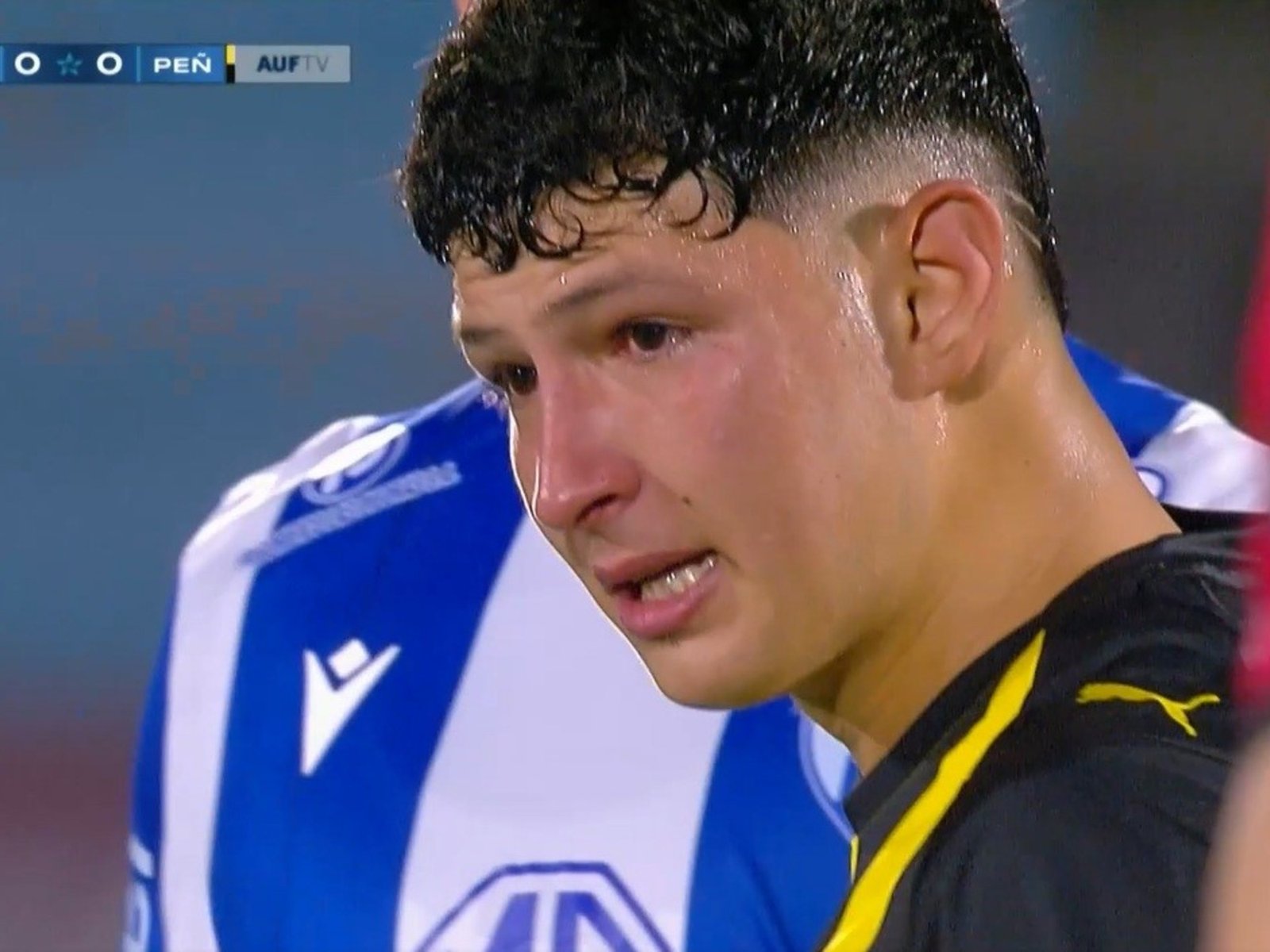 el argentino quiso ayudar a un rival caído y fue repudiado por sus compañeros y por el público de Peñarol