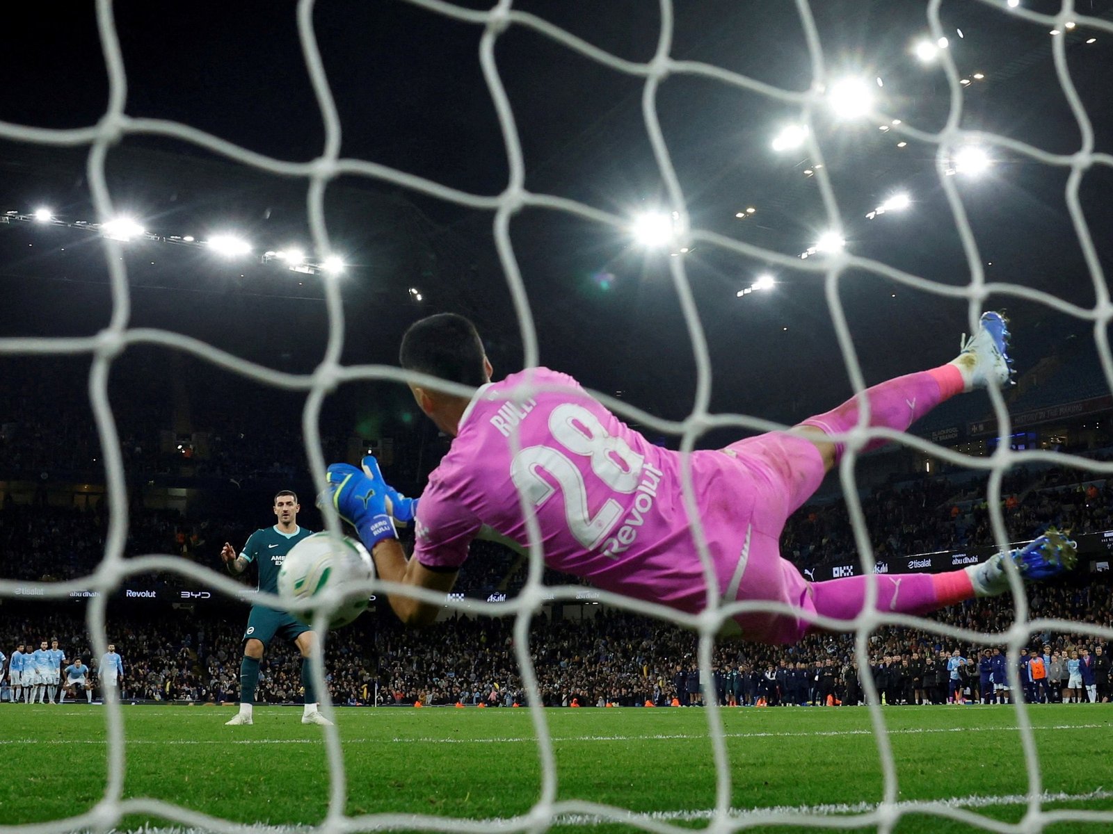 el arquero tapó dos penales y el Colo falló el suyo en la Copa de la Liga de Inglaterra