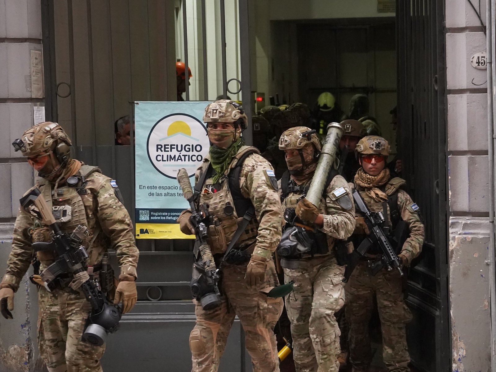 el dramático relato de un vecino de la comisaría porteña donde tomaron a un policía de rehén