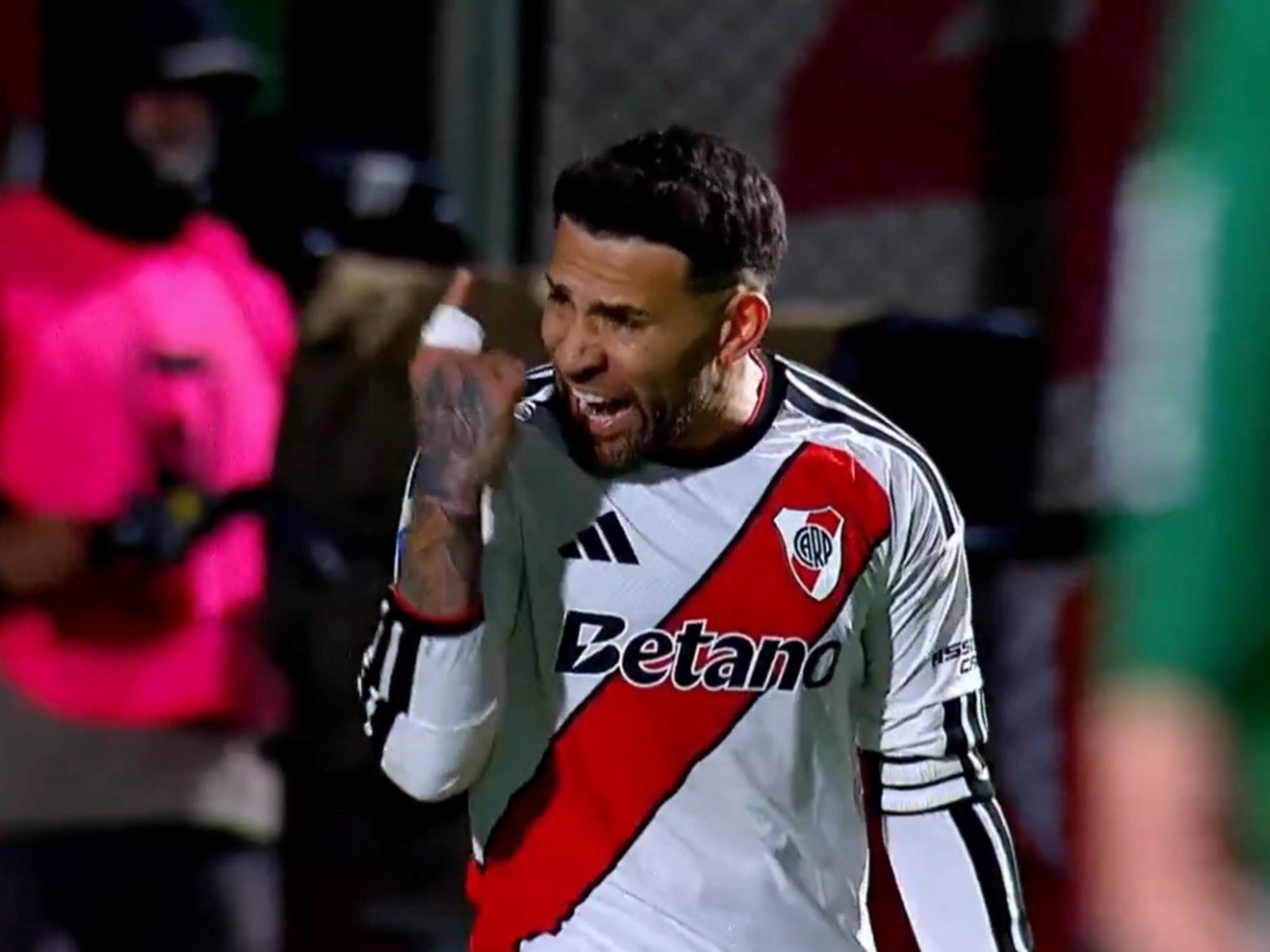 el momento de tensión de Nicolás Otamendi con Santiago Beltrán