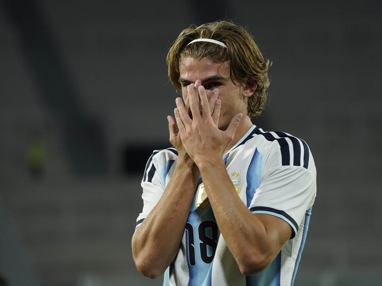 el posteo de Dibu Martínez para Nico Paz que lo apunta como el heredero de la camiseta de Lionel Messi