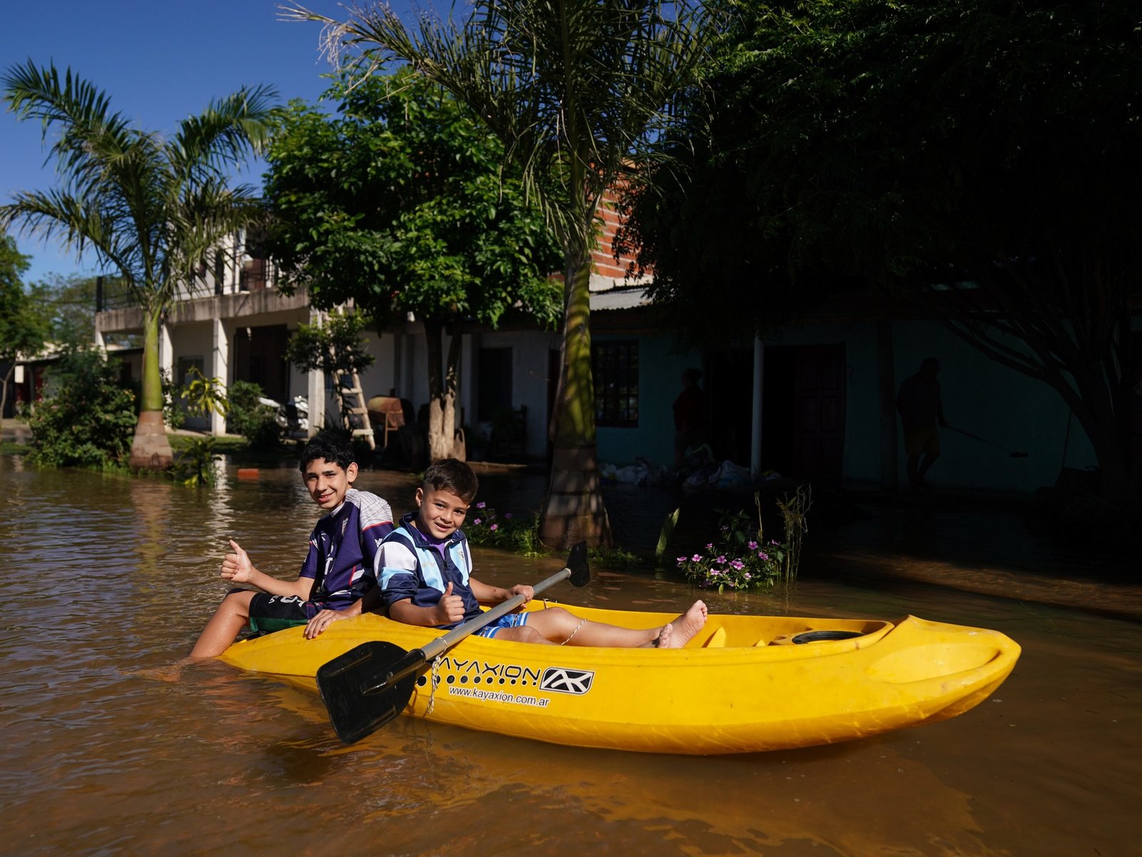 en Itatí la inundación es récord, la gente ya se mueve en botes y lanchas y le reza a la Virgen