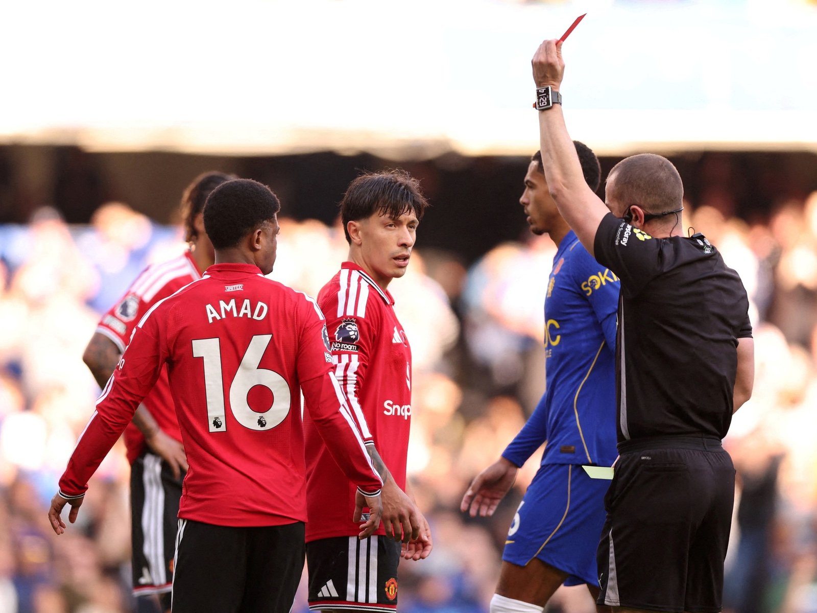 fue expulsado ante Chelsea y el Manchester United quedó al borde del descenso