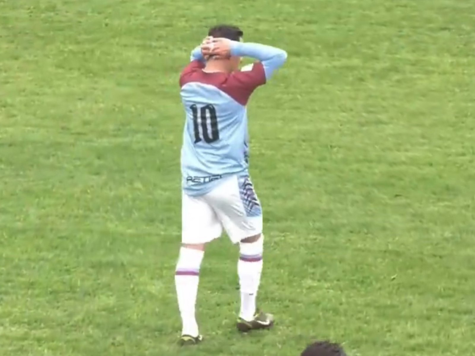 la UAI Urquiza pelea por no descender y su número 10 metió un golazo en contra desde mitad de cancha