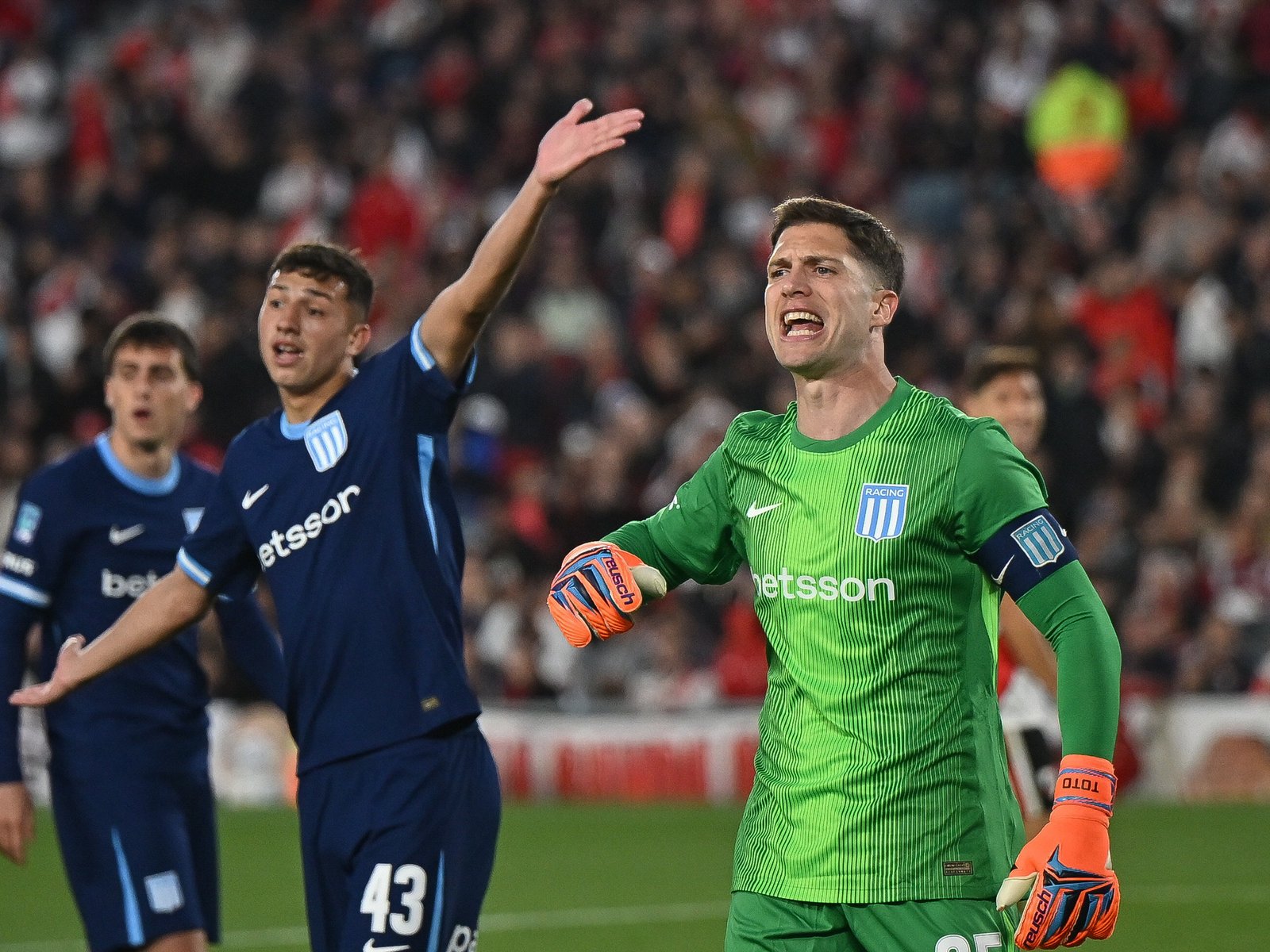 las críticas para Diego Milito y el futuro de Saja están sobre la mesa