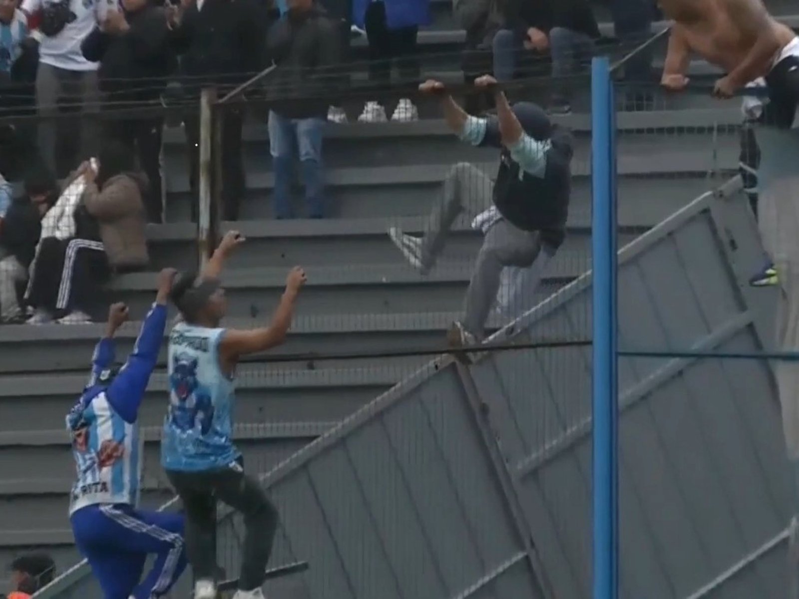 los hinchas de Lobo jujeño y el Albo salteño se pelearon trepados al alambrado