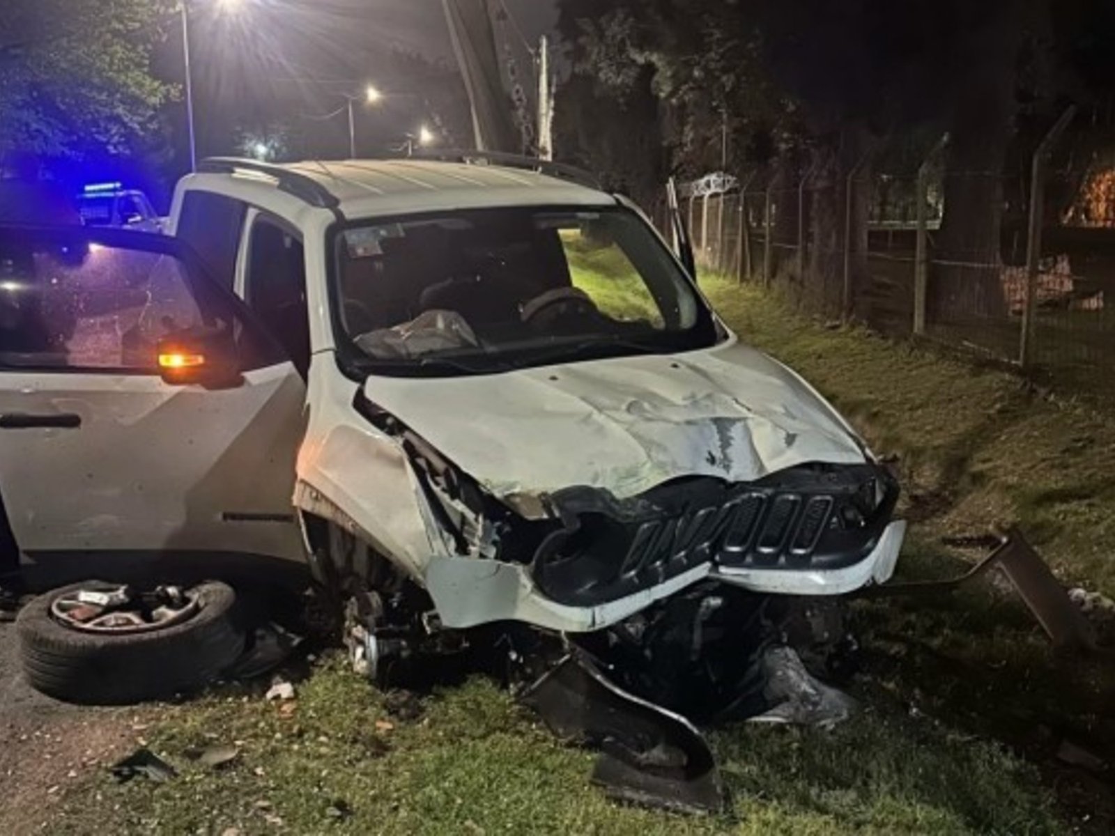 manejaba a 140 km/h, chocó con un poste de luz y el accidente quedó filmado