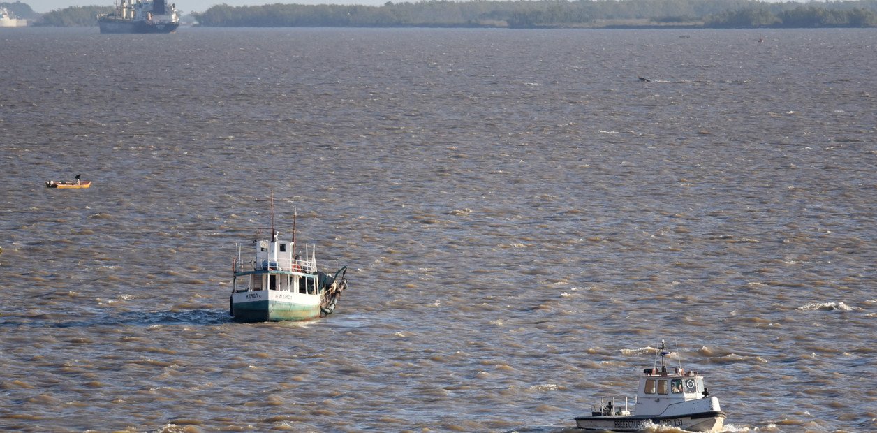 nadó hasta la costa para pedir ayuda y buscan a sus tres amigos en medio de la crecida