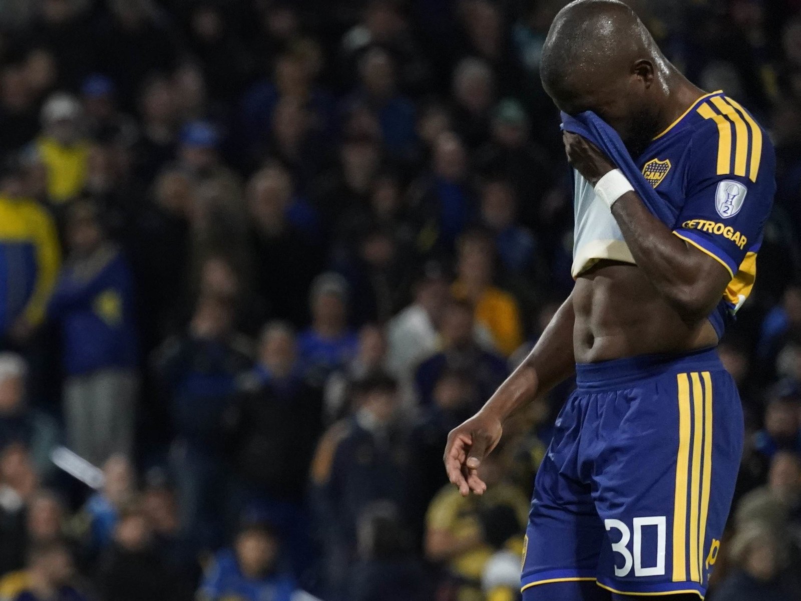 no aprovechó la expulsión, erró chances increíbles y tendrá que remontar de visitante para ser finalista de la Copa Sudamericana