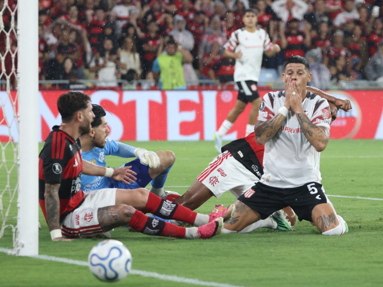 presentó un reclamo contra Estudiantes ante Conmebol por la inclusión de Marcos Rojo