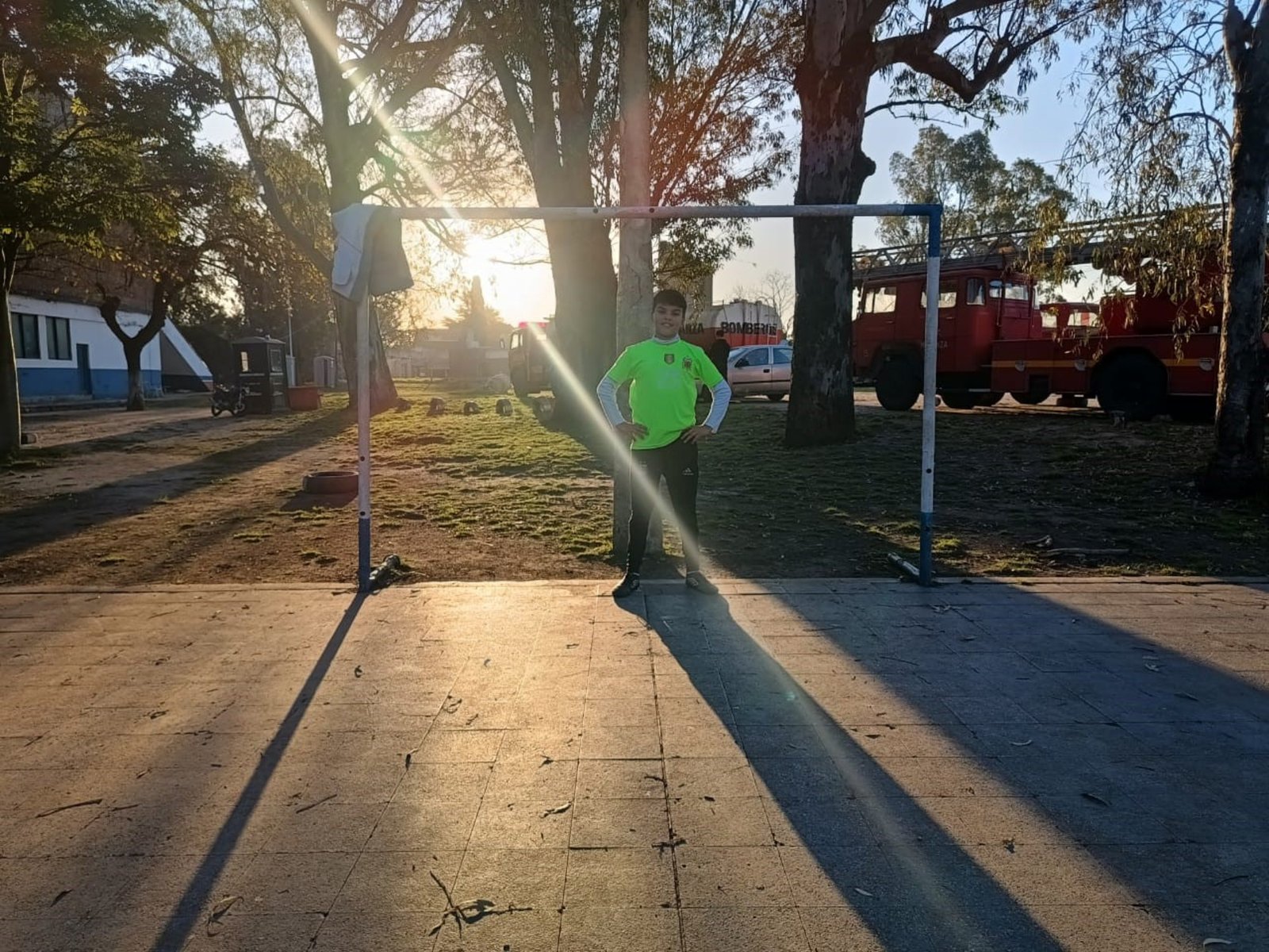 quién controla los clubes donde los chicos hacen deportes