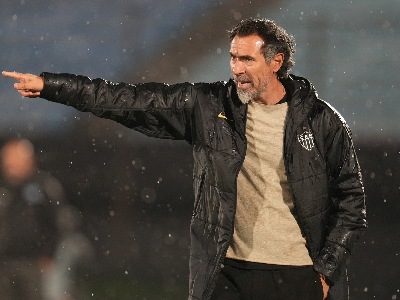 resistió bajo la lluvia con drama en Montevideo, pero perdió un jugador clave