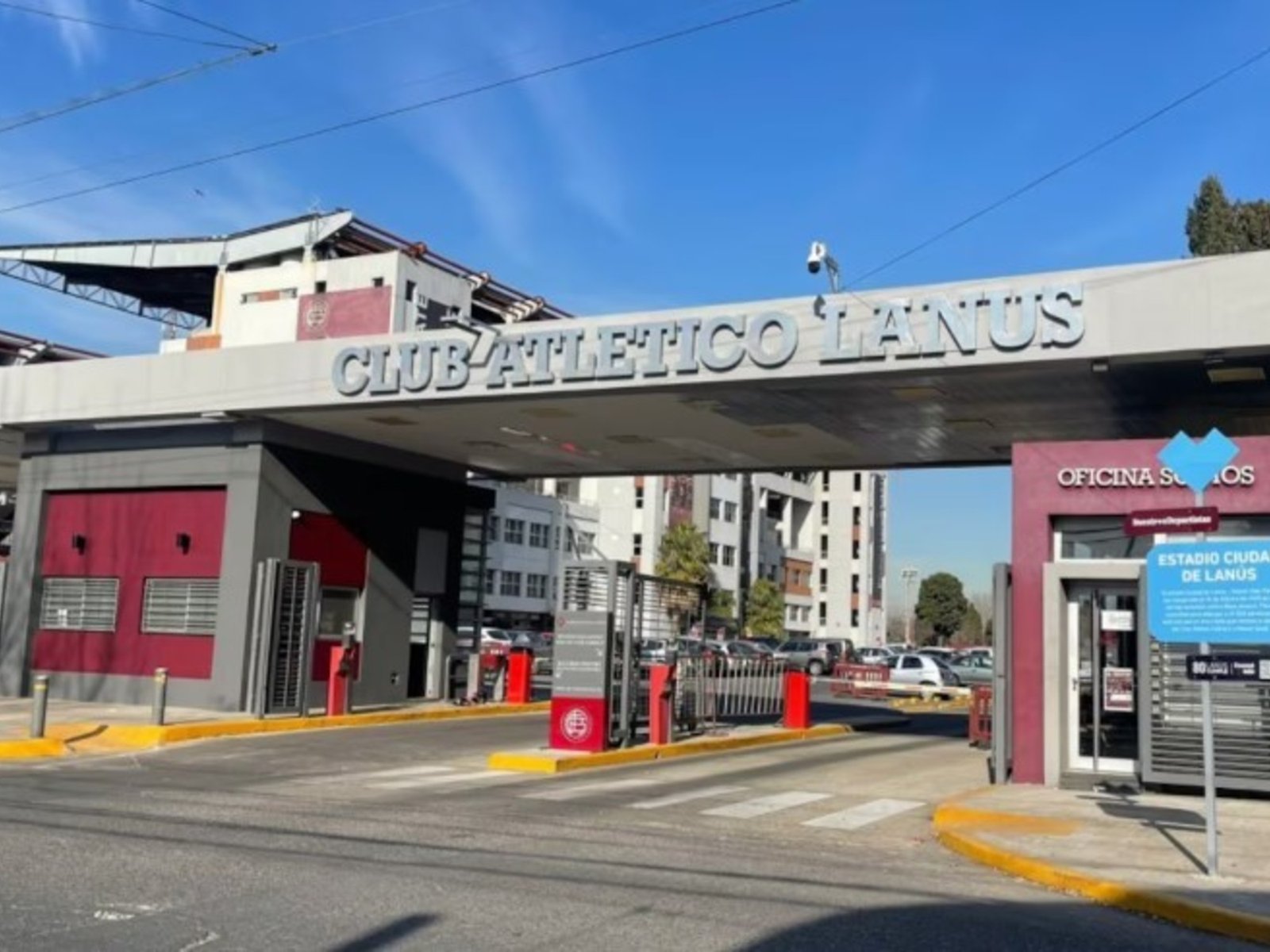 sigue grave el nene de 12 años al que se le cayó un arco encima en el club Lanús