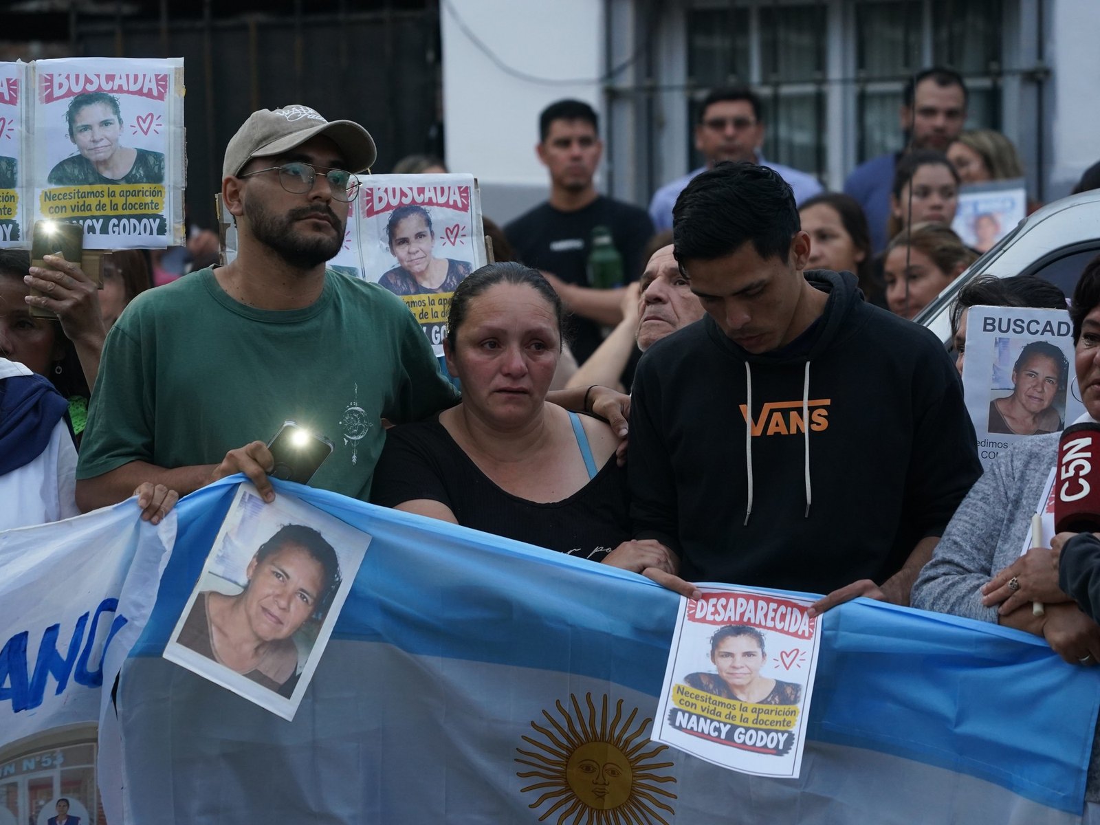 su denuncia por el abandono de la escuela y las sospechas de la familia