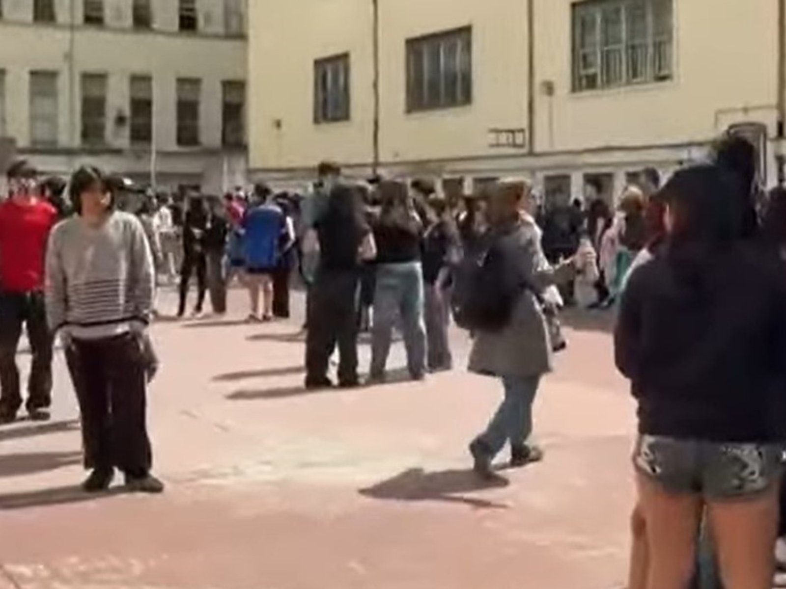 tiraron gas pimienta en una escuela y hay 18 intoxicados