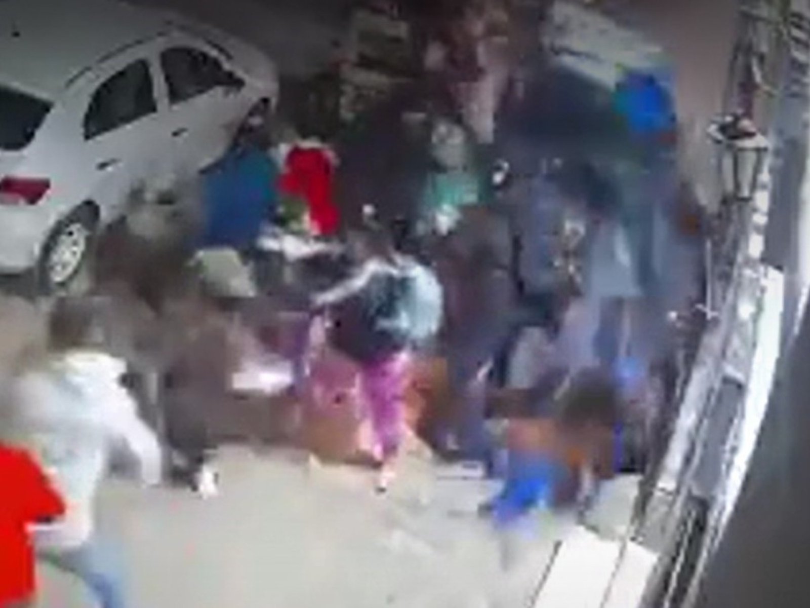 un jubilado perdió el control de su auto, se subió a la vereda y atropelló a 13 personas