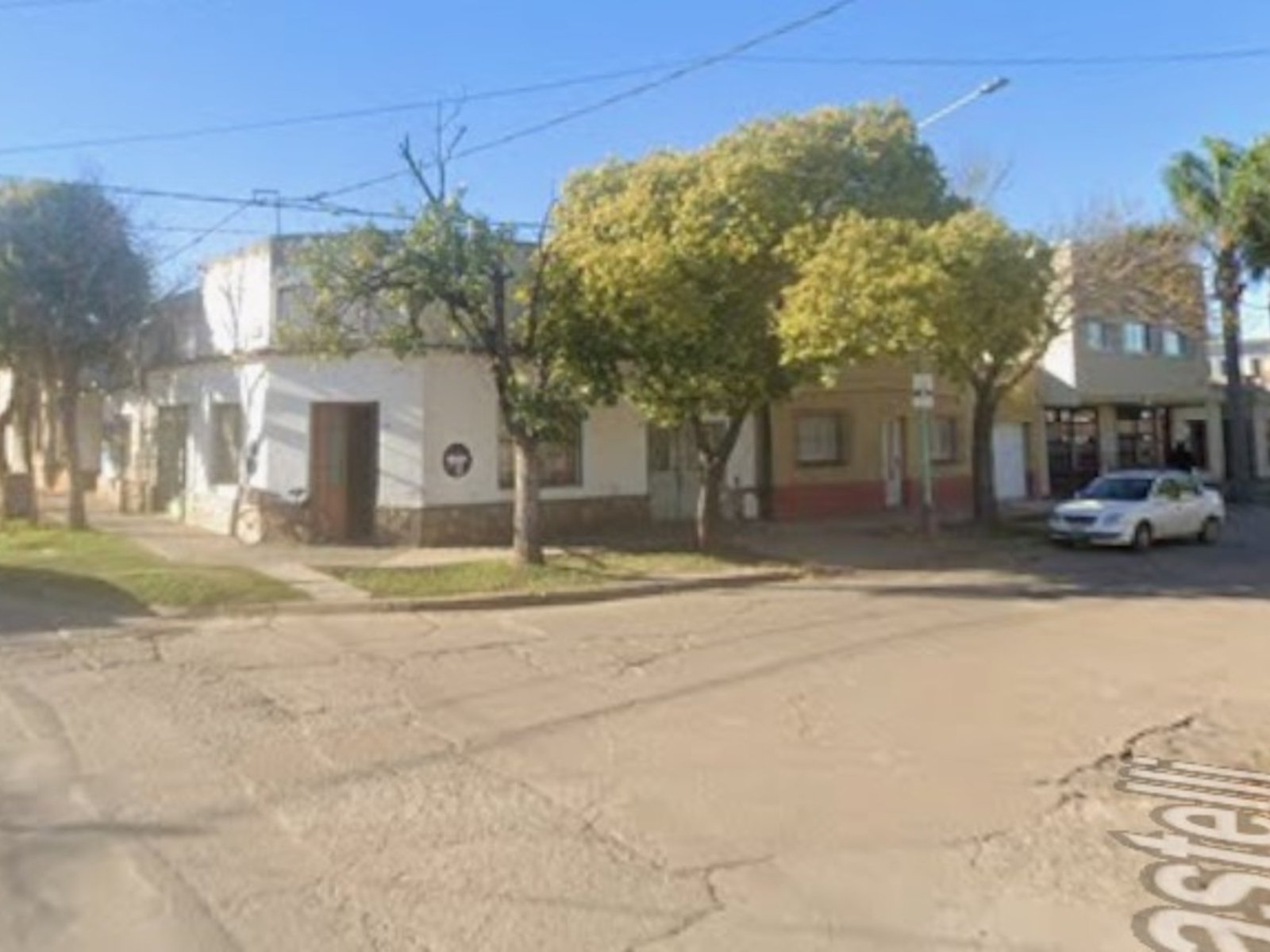un ladrón trató de ahorcar a un remisero en un intento de robo, pero la víctima manejó a contramano y pudo huir