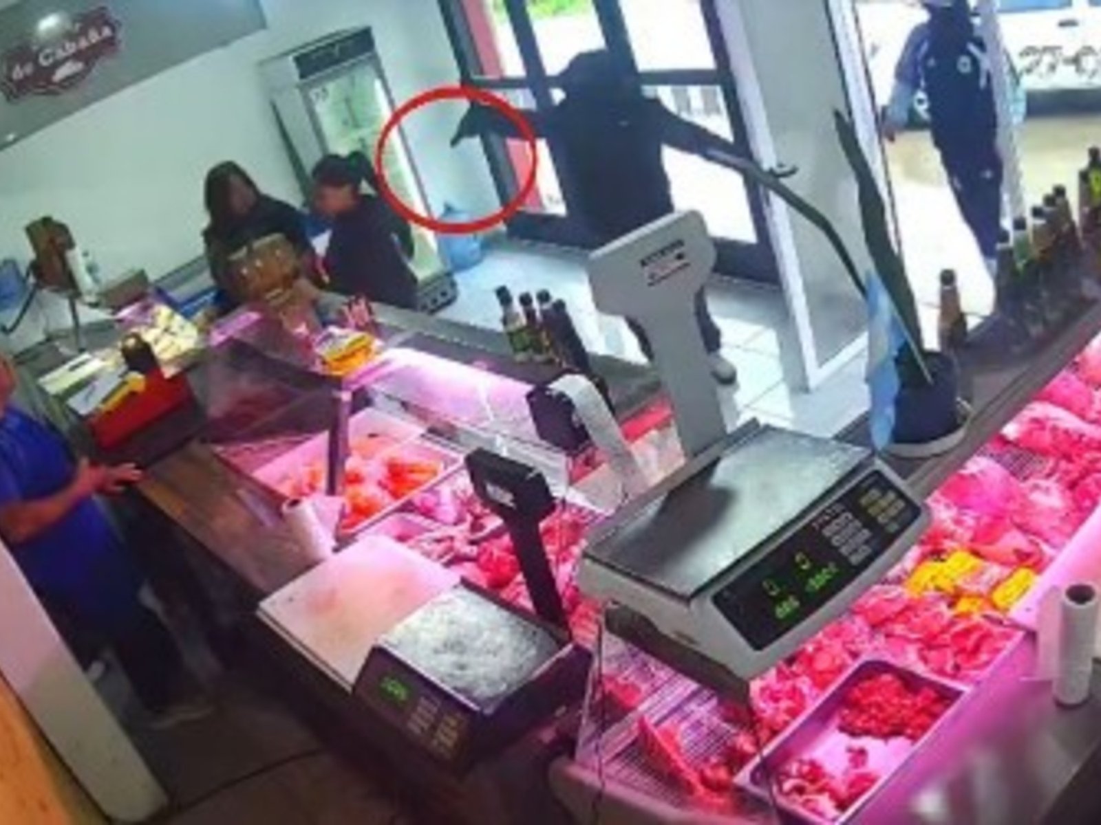 vaciaron la caja y saquearon la carne del mostrador