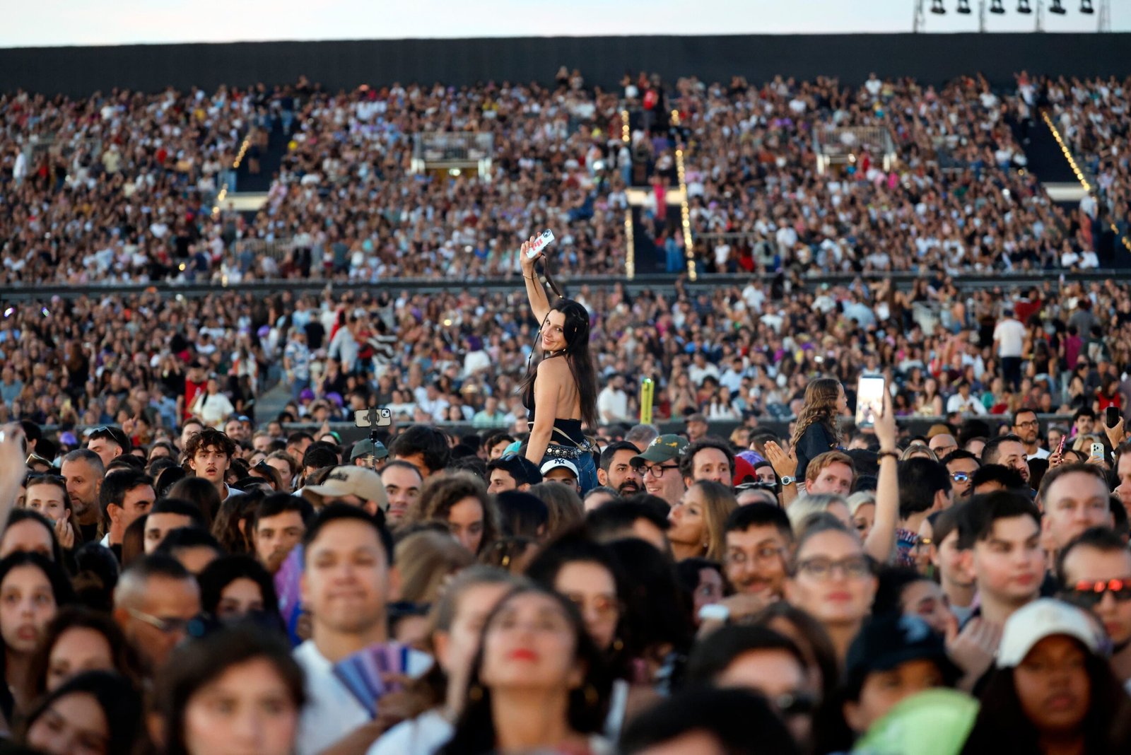 Cientos de miles de personas asisten a un concierto de Shakira en Madrid, el pasado 18 de septiembre.